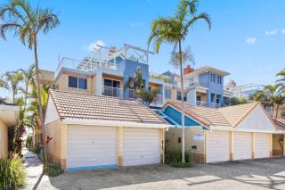 Sandy Straits Poolside Escape with Beach Access - Hervey Bay - 4
