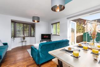 3 Bedroom House Ashford, Kent - Free Parking - Free WiFi - Big Monthly Discounts - Sleeps 5 - Elite Stays UK - Ashford - 2