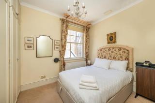 The Grand "Old Boy" - Marylebone - by Frankie Says - London - 9