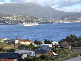 Stunning water view home in Hobart - 4