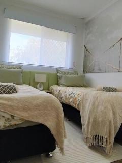 Modern Unit Near CBD & Beach, Free Parking - 1