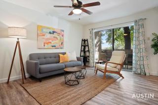 Stay Longer in Austin King Suite and Poolside Fun! - Austin - 0