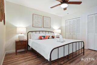 Stay Longer in Austin King Suite and Poolside Fun! - Austin - 8