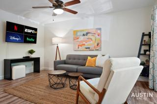 Stay Longer in Austin King Suite and Poolside Fun! - 5