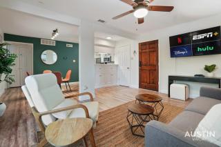 Stay Longer in Austin King Suite and Poolside Fun! - Austin - 2