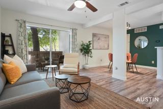 Stay Longer in Austin King Suite and Poolside Fun! - Austin - 1