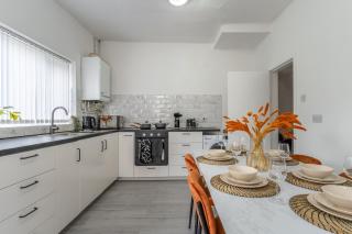 Modern 4bedroom Spacious Family Home - Liverpool - 2