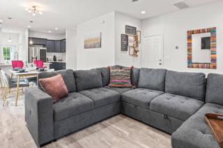 Urban Getaway Brand New 3BD 2BA Pet-Friendly Home Near the River - Tampa - 0