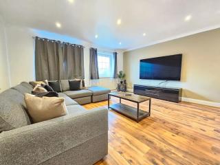 Spacious 4 Bedroom, Free Parking, Sleeps 7 - 0