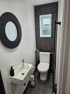 Spacious 4 Bedroom, Free Parking, Sleeps 7 - 7