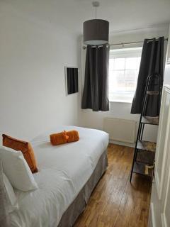 Spacious 4 Bedroom, Free Parking, Sleeps 7 - 4