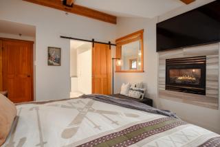 Luxury Mountain Retreat with PRIVATE Hot Tub by Harmony Whistler - 3