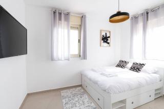Neat 4BR Apt. With Parking/High Floor/Elevator/AC - Rishon LeẔiyyon - 4
