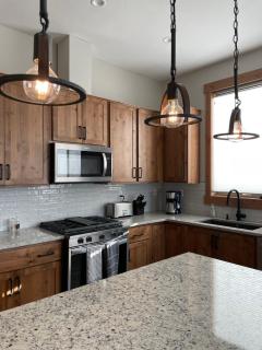 Brand New! Private hot tub, bunk room and walkable to restaurants/shops - Fraser - 4