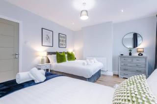 Spacious Contractor Liverpool House with 8 beds & Free Parking by PureStay - Short Lets & Serviced Accommodation - 6