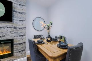 Spacious Contractor Liverpool House with 8 beds & Free Parking by PureStay - Short Lets & Serviced Accommodation - 4