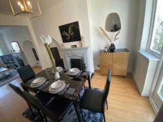 Stunning Modern Cozy 5 star 3 bedroom house-Free Parking Greater London Metro Stations hosted by Tony - 3