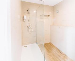 Atomihotel: Contemporary Comfort Steps from the Atomium! - 4