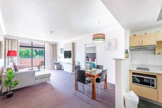 Waterfront on the Esplanade with Tropical Pool - 4