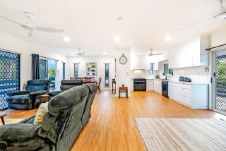 Baroalba Pool House - Sprawling Tropical Escape - 2