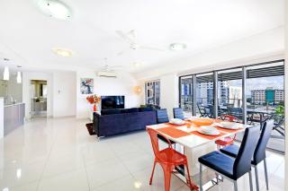 'The Smith' A Vibrant Poolside Balcony Haven - 4