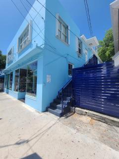 Duval Street Suite overlooking Duval with parking and pool - Key West - 2
