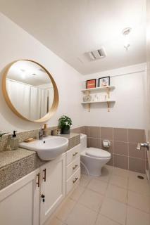 Bohemian Inspired 2 Bedroom Inspired Condo with Fast WIFI Near BGC - Manila - 7