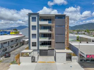 Mountain Air and Modern Flair 'Your Cairns Getaway' - 1
