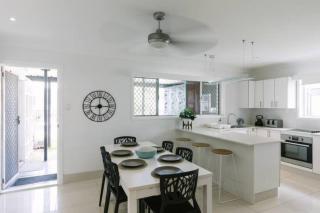 4B2.5B Family Getaway w Pool BBQ - Gold Coast - 7