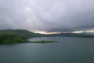 Lake Arches by StayVista - Lakeside villa with Infinity pool, Gazebo & Modern Greek interiors - Igatpuri - 9