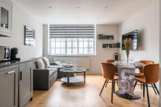 Amigos Nest - Farringdon - by Frankie Says - Londra - 0