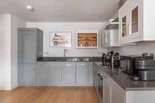 Amigos Nest - Farringdon - by Frankie Says - Londra - 9