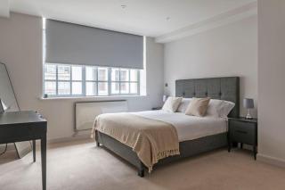 Amigos Nest - Farringdon - by Frankie Says - Londra - 8