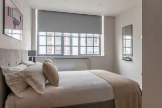 Amigos Nest - Farringdon - by Frankie Says - Londra - 7