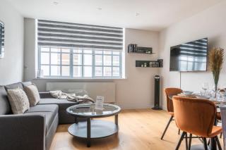 Amigos Nest - Farringdon - by Frankie Says - Londra - 3