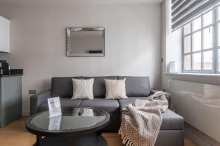 Amigos Nest - Farringdon - by Frankie Says - Londra - 1