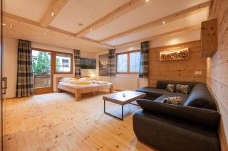 Stubaier Gletscher XL Apartments Residenz Haus Alpenkönig Ferienwohnungen im alpinen Charme Stubai super Card Inklusive - Neustift im Stubaital - 1