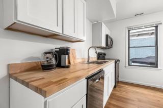 Opulent 2 Bedroom Getaway - Detroit - 6