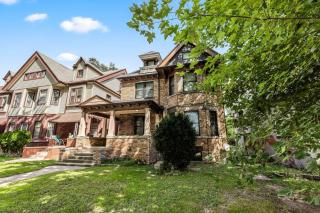 Opulent 2 Bedroom Getaway - Detroit - 2