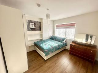 5 Bedroom house in DA7 - 5