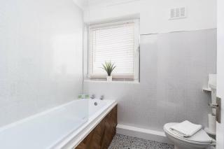 Chic 3 BR Home with Balcony & Free Parking - Leeds - 3
