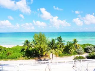 Castle M4 Beachfront Loft with Balcony, Pool, Gym, Beach access, Tennis and FREE Parking - 4