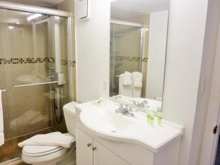 Castle M4 Beachfront Loft with Balcony, Pool, Gym, Beach access, Tennis and FREE Parking - 3