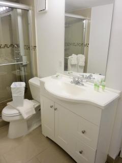 Castle M4 Beachfront Loft with Balcony, Pool, Gym, Beach access, Tennis and FREE Parking - 2