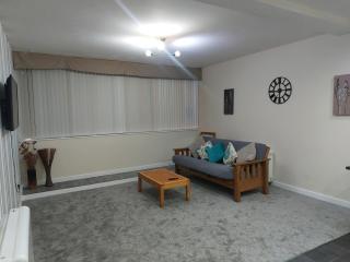 2 large bedroom apartment- WIFI & Parking - Fleetwood - 8