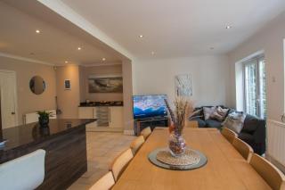 6 Bedroom Holiday Home with Hot Tub & Garden - 6