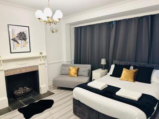 Lovely 4 Bedroom House with 2 Bathroom, Garden and Private Parking - 9