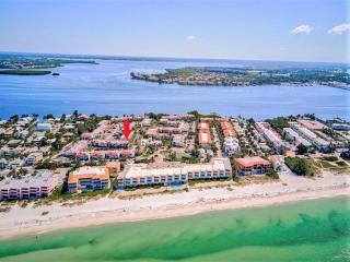 Resort Style Condo by the Beach with Heated Pool at Runaway Bay - Bradenton Beach - 7