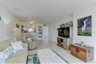 Resort Style Condo by the Beach with Heated Pool at Runaway Bay - Bradenton Beach - 5