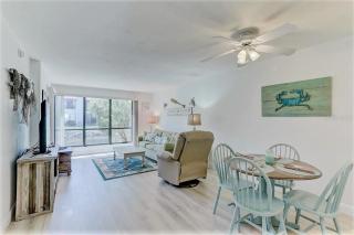 Resort Style Condo by the Beach with Heated Pool at Runaway Bay - 3